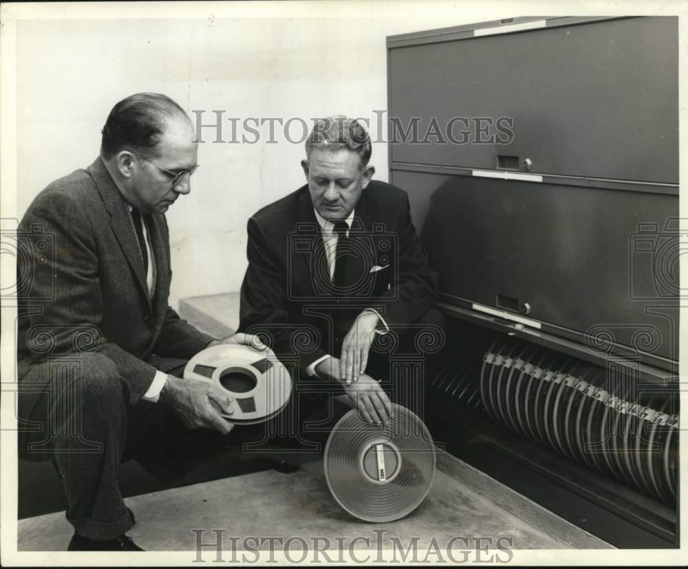 1964 Press Photo Bank auditor Hank McConnell ad D. P Willard with magnetic tape- Historic Images