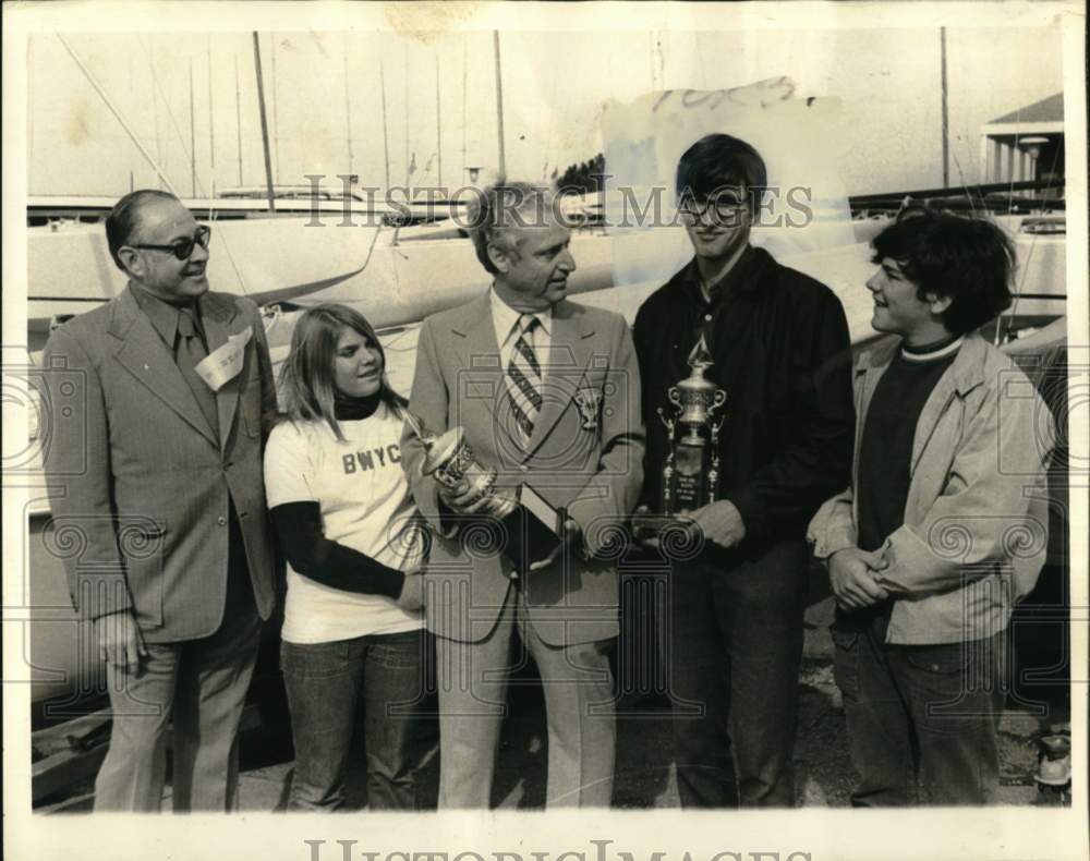 1974 Press Photo Sailboat race winner Woody Stieffel with trophy at Bay-Waveland- Historic Images