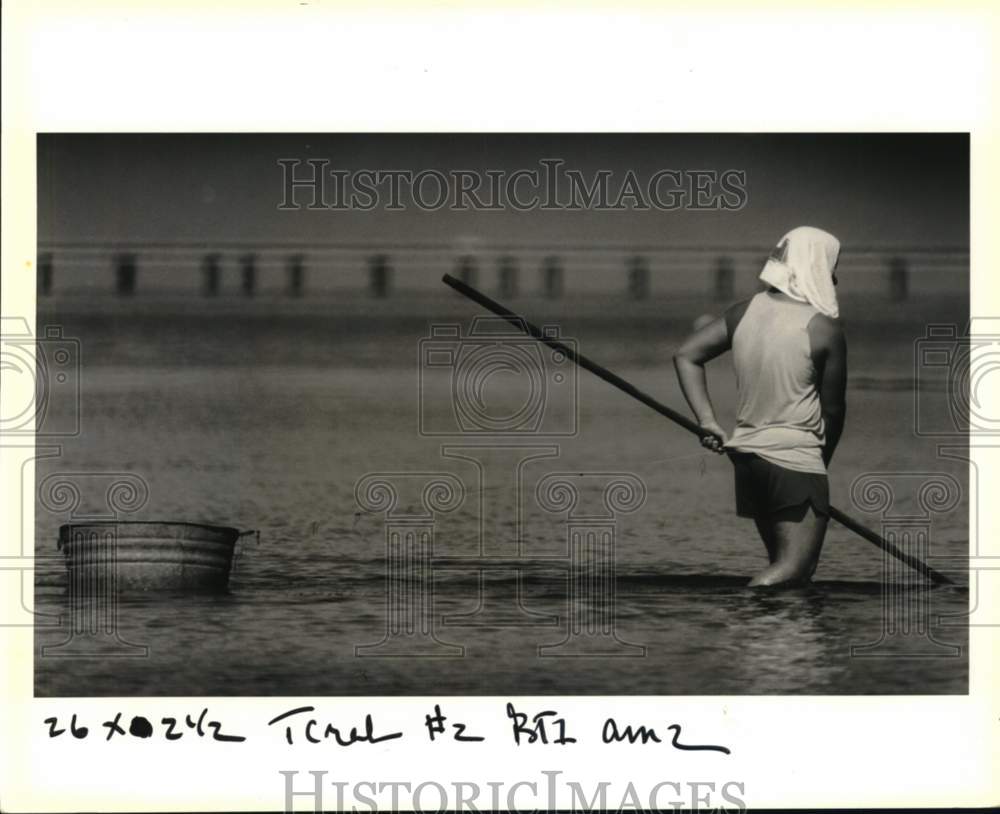 1989 Press Photo Jason Stewart scoops soft shell crabs of Lake Ponchartrain- Historic Images