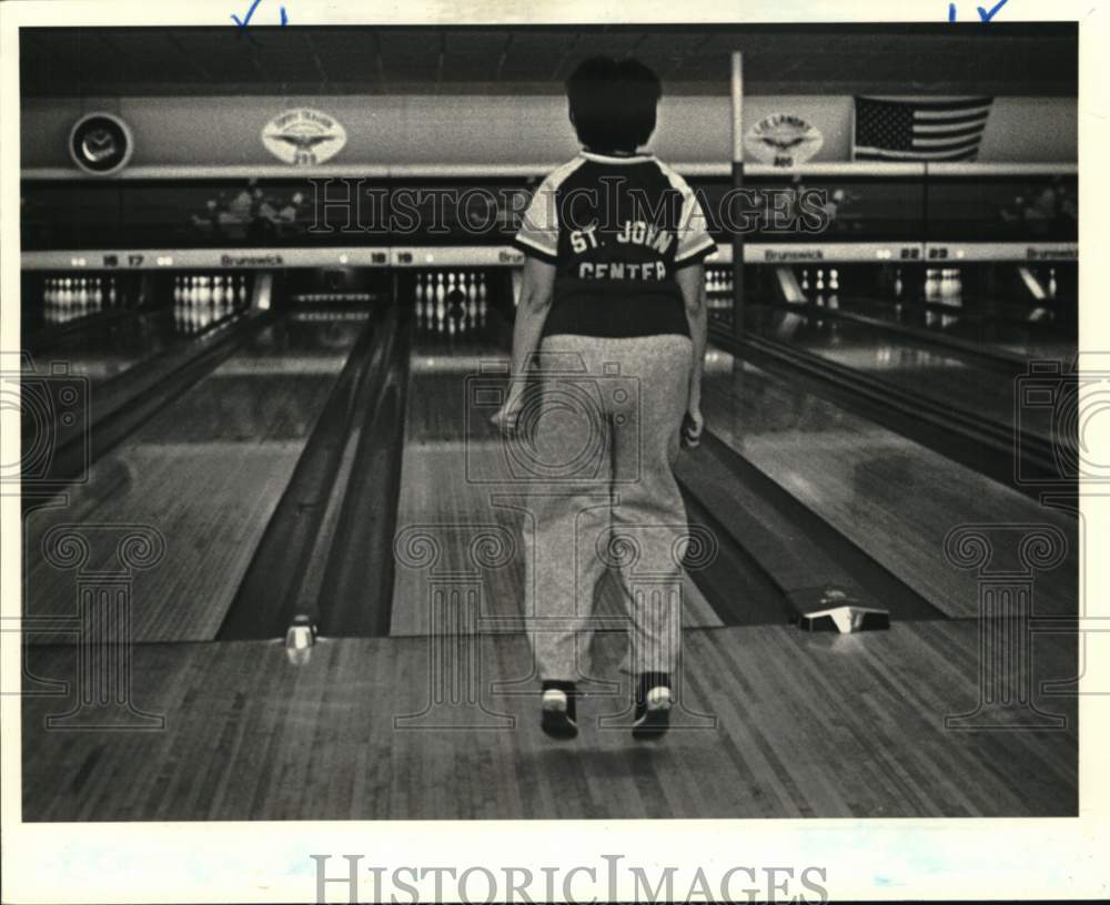 1984 Press Photo Sandra Foster of St. John Bowling team- Bowling for a strike- Historic Images