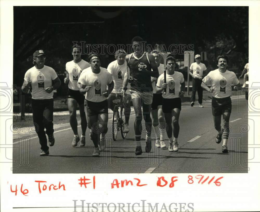 1986 Press Photo Special Olympics fund raising torch run along Belle Chasse - Historic Images