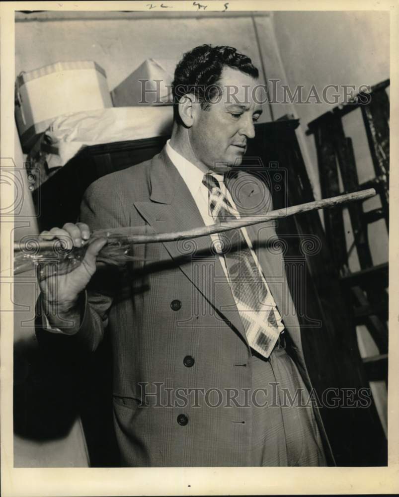 1954 Press Photo Detective William Stevens holds pipe believed as murder weapon - Historic Images