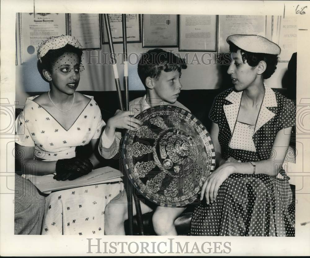 1954 Tony Morrison entertaining Princesses Sofia &amp; Sebla Desta - Historic Images