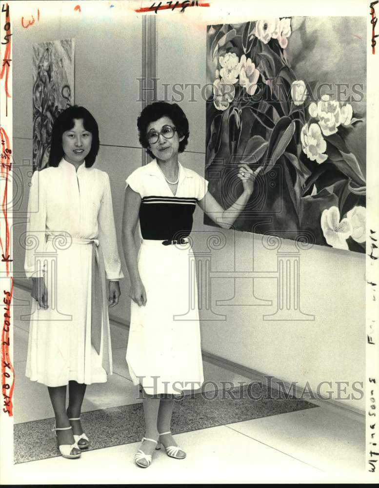 1981 Vera &amp; Tina Soong take another look at Tina&#39;s exhibition. - Historic Images