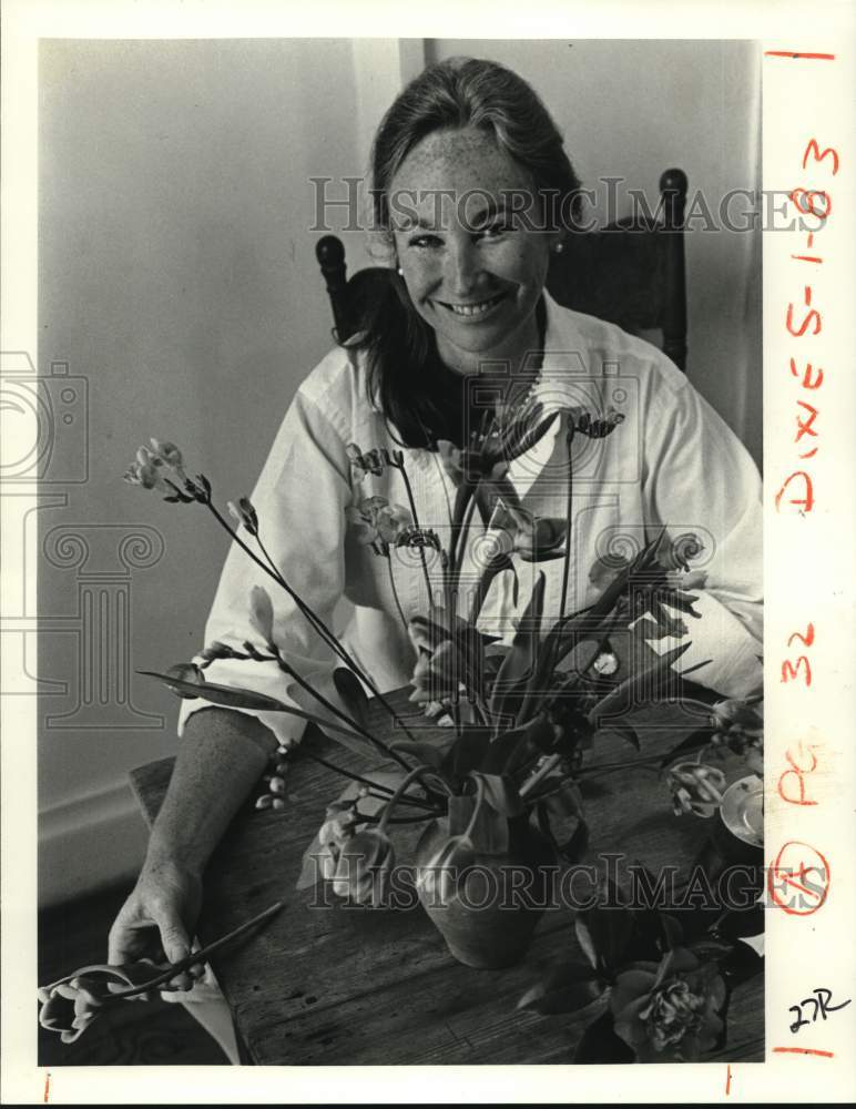 1983 Caroline Wogan Sontheimer, artist of table arrangement - Historic Images