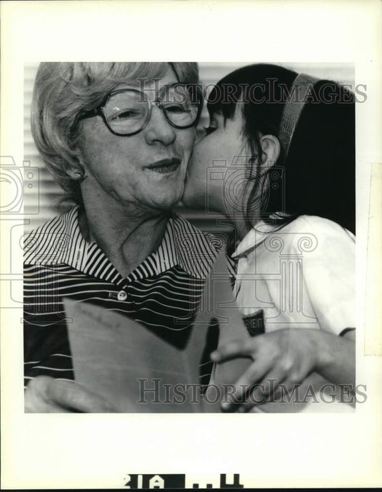 1990 Press Photo Jennifer Carver, 8, gives Ann Johnston a kiss and a Valentine. - Historic Images