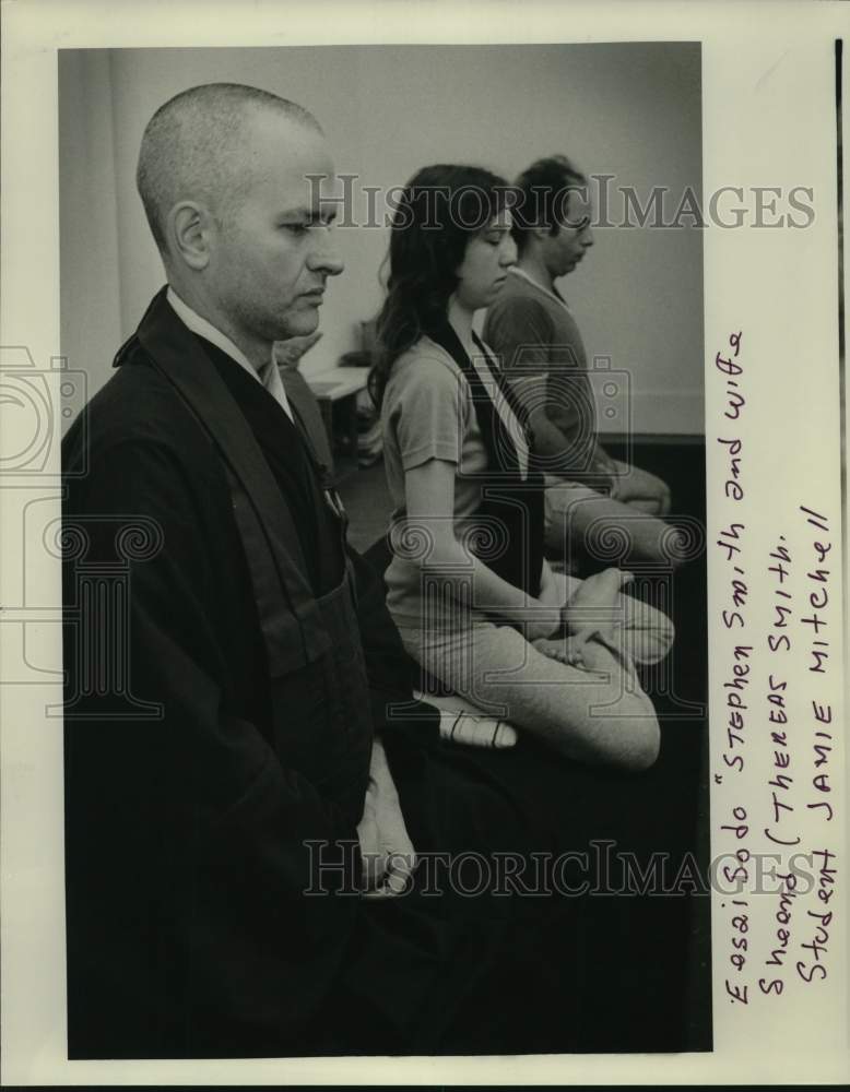 1986 Press Photo Eesai Sodo &quot;Stephen Smith and wife Sheend with student- Yoga - Historic Images