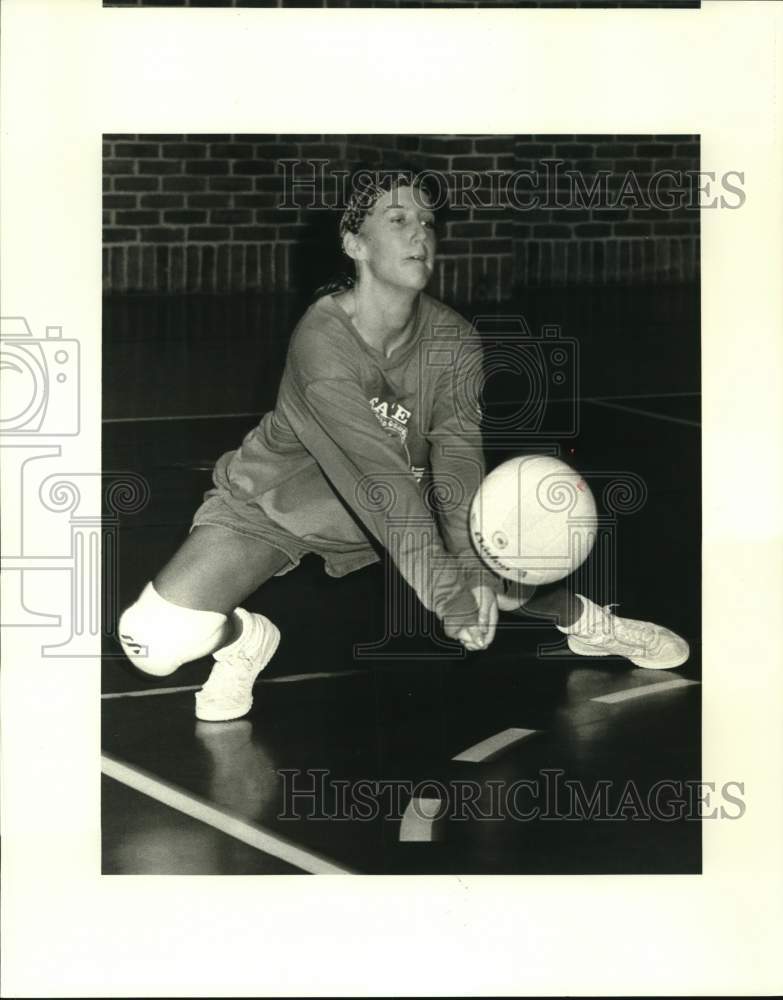 1989 Press Photo Lisa Smith, Age 15, Girls Volleyball practice at Riverdale High- Historic Images