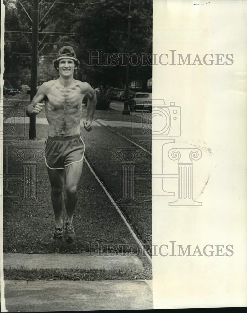 1976 Press Photo Chuck Smither share secrets to losing 117 pounds - noc64429 - Historic Images