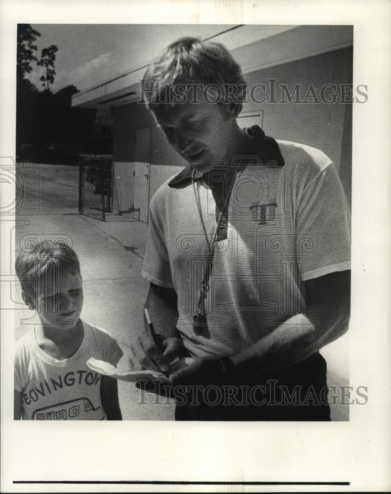 Press Photo Mike Kirkland, Covington with a young protoge - noc64480 - Historic Images