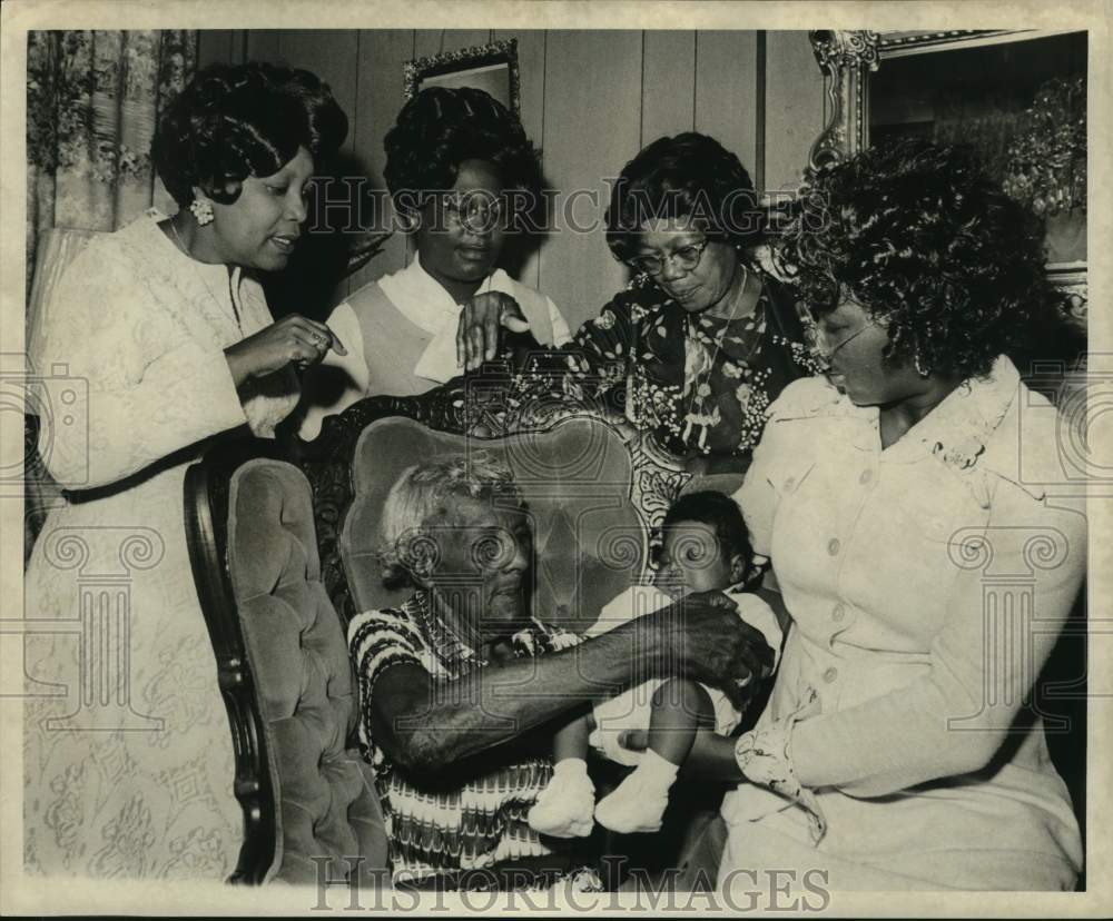 1976 Press Photo Mrs. Delhila Douglas Smothers, celebrating her 100th birthday - Historic Images