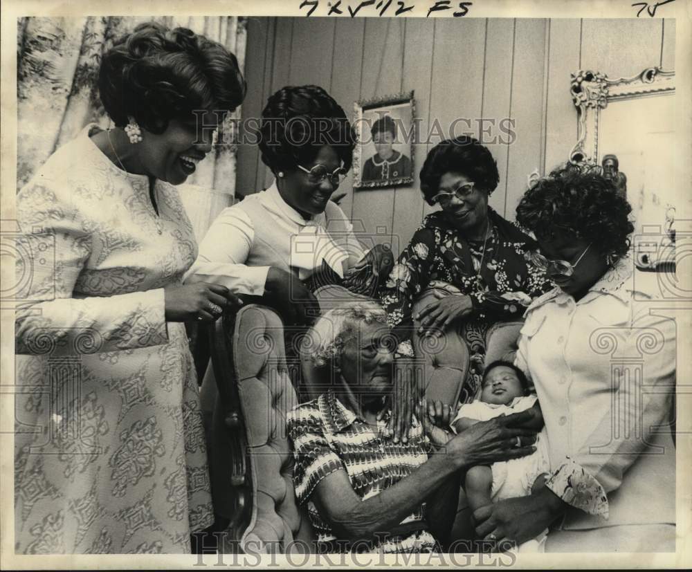 1976 Press Photo Delhia Douglas Smothers, celebrating her 100th birthday - Historic Images