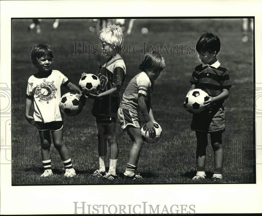 1981 Press Photo Participants in the Soccer for Kids program eager to start - Historic Images