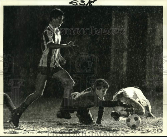1986 Press Photo Franklin goalie dives after lose ball after Slidell goal shot- Historic Images