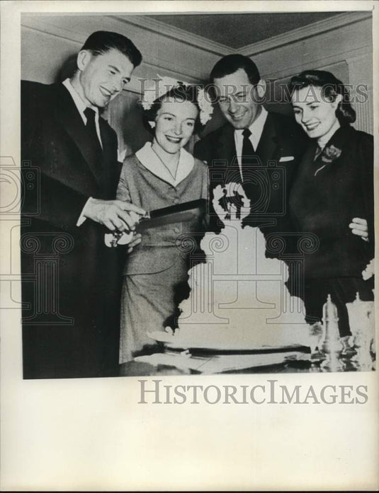 1968 Press Photo Ronald Reagan at wedding of William Holden & Brenda Marshall - Historic Images