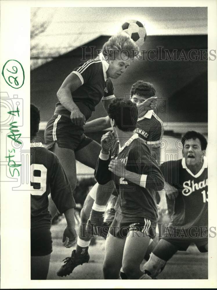 1986 Press Photo Rummel&#39;s Danny Vasquez heads ball during action against Shaw- Historic Images