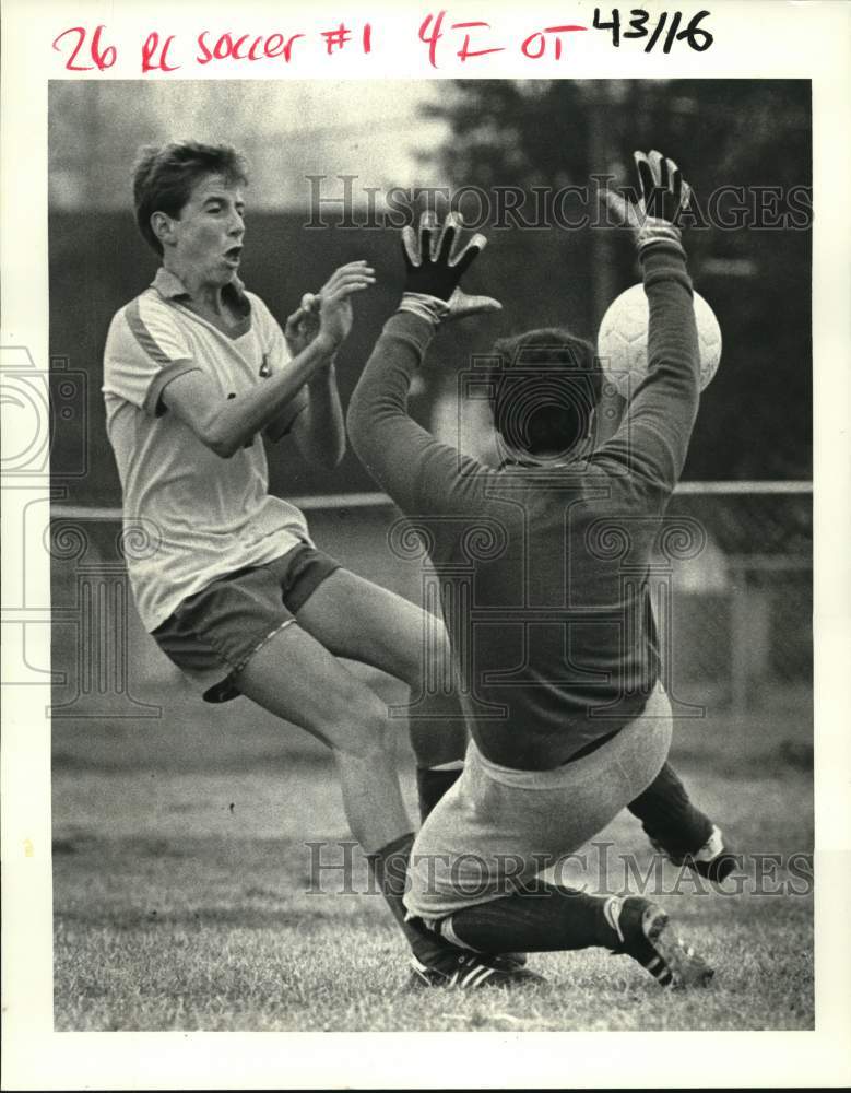 1986 Press Photo Tim Bologna in pain after colliding with Francisco Escalera- Historic Images