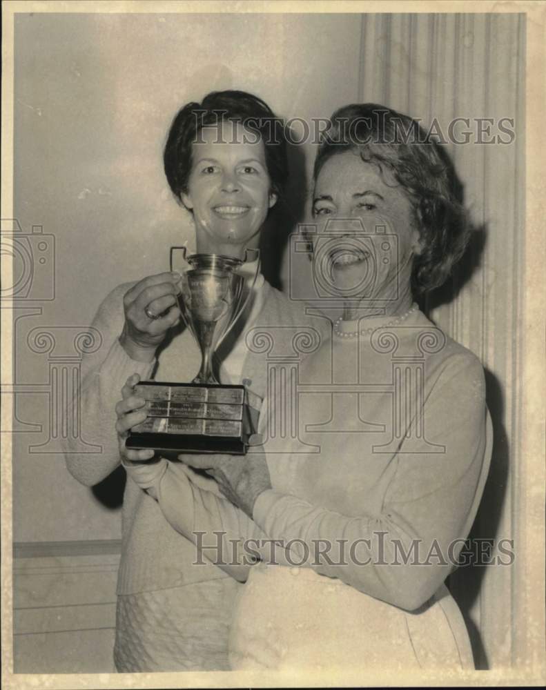 1972 Press Photo Mrs. Douglas D. Smith and Mrs. Charles Lynch- Dode Wilson Tour - Historic Images