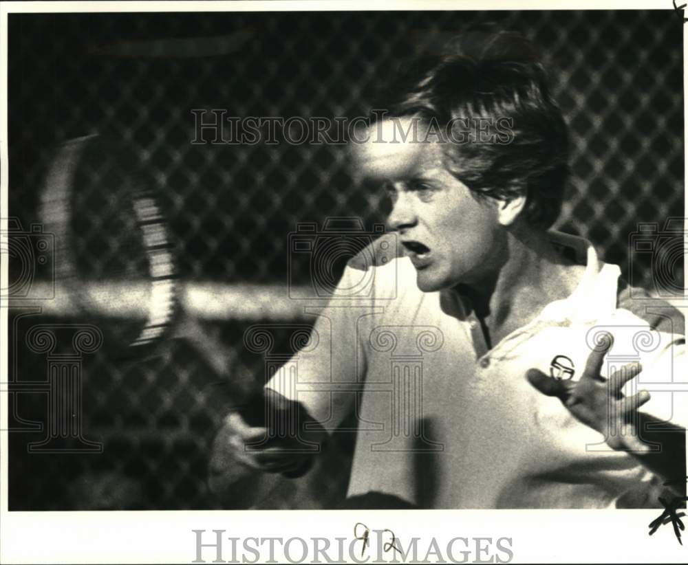 1980 Press Photo John Peter Valiulis match over Walter Thompson- Tennis- Historic Images