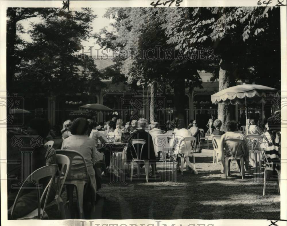 1976 Vinch&#39;s shady central park in Vinchy, France - Historic Images