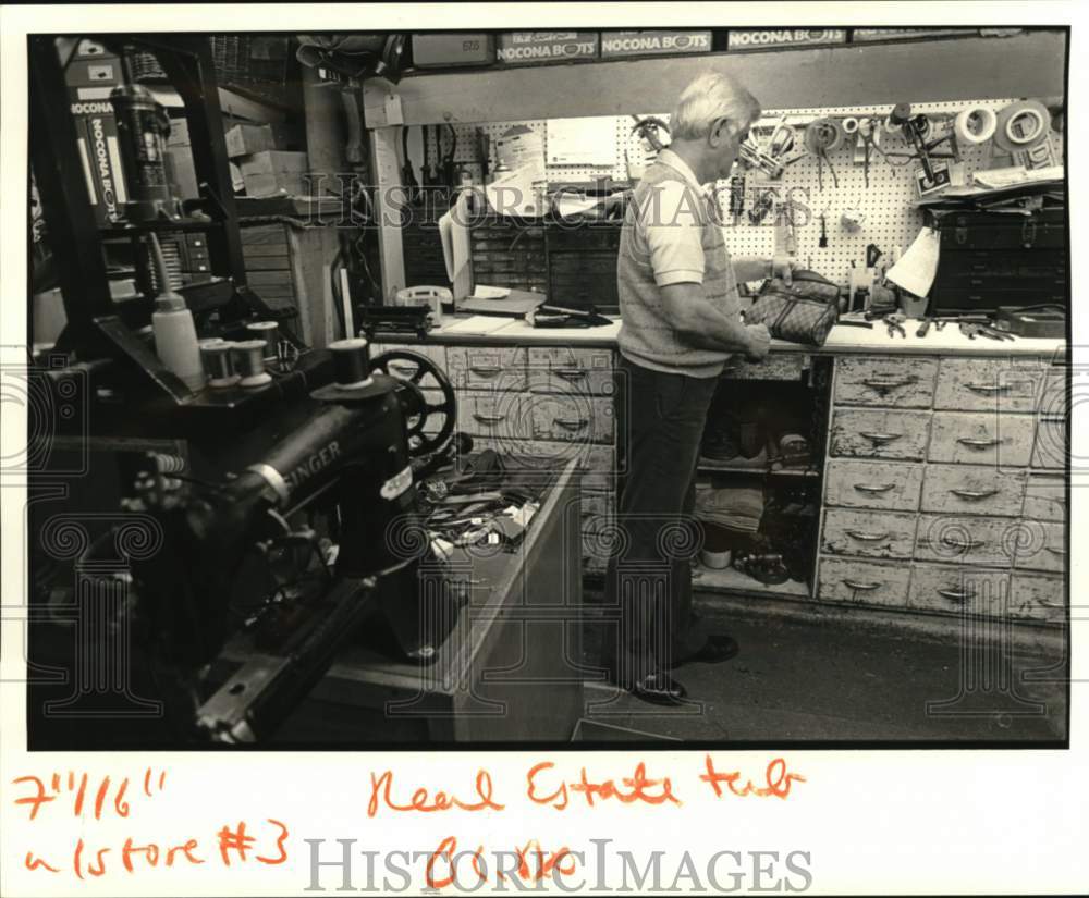 1987 Al Wehmeier works in his shop in the French Quarter - Historic Images