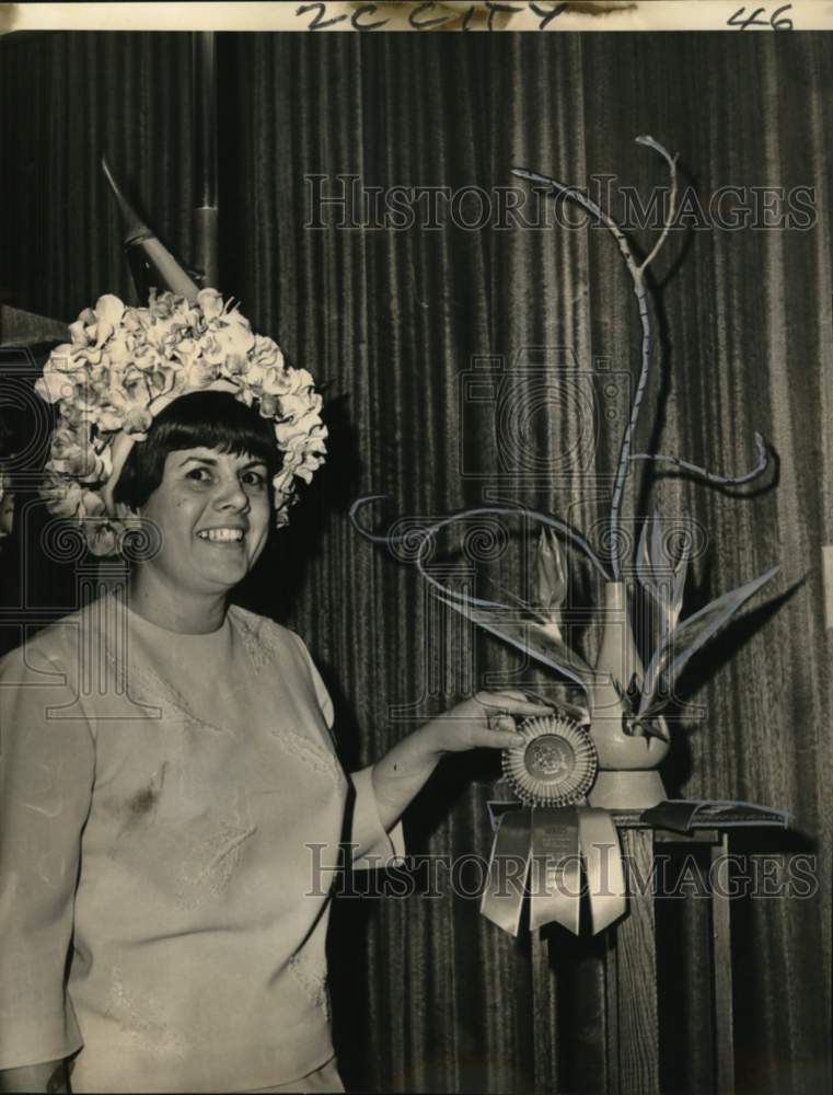 1967 Mrs. John Strate of Oak Vista Garden Club won tricolor award - Historic Images