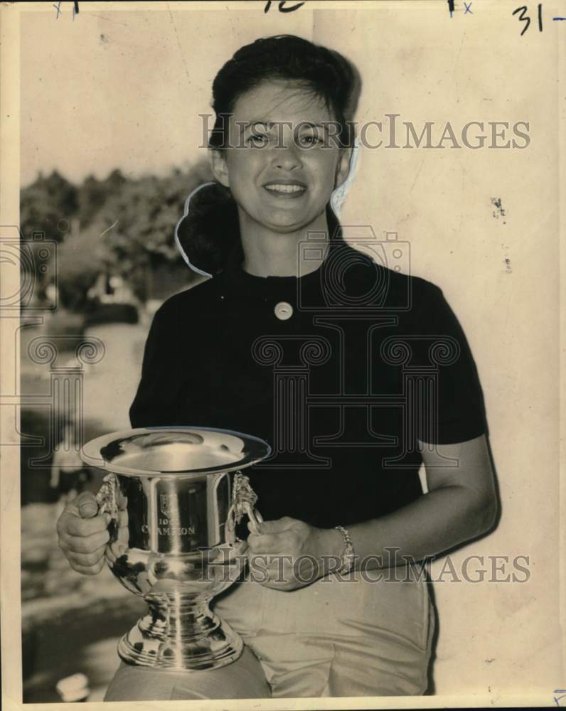 Press Photo Golfer Mrs. Z.A. Strate of New Orleans holds her trophy - noc66555 - Historic Images