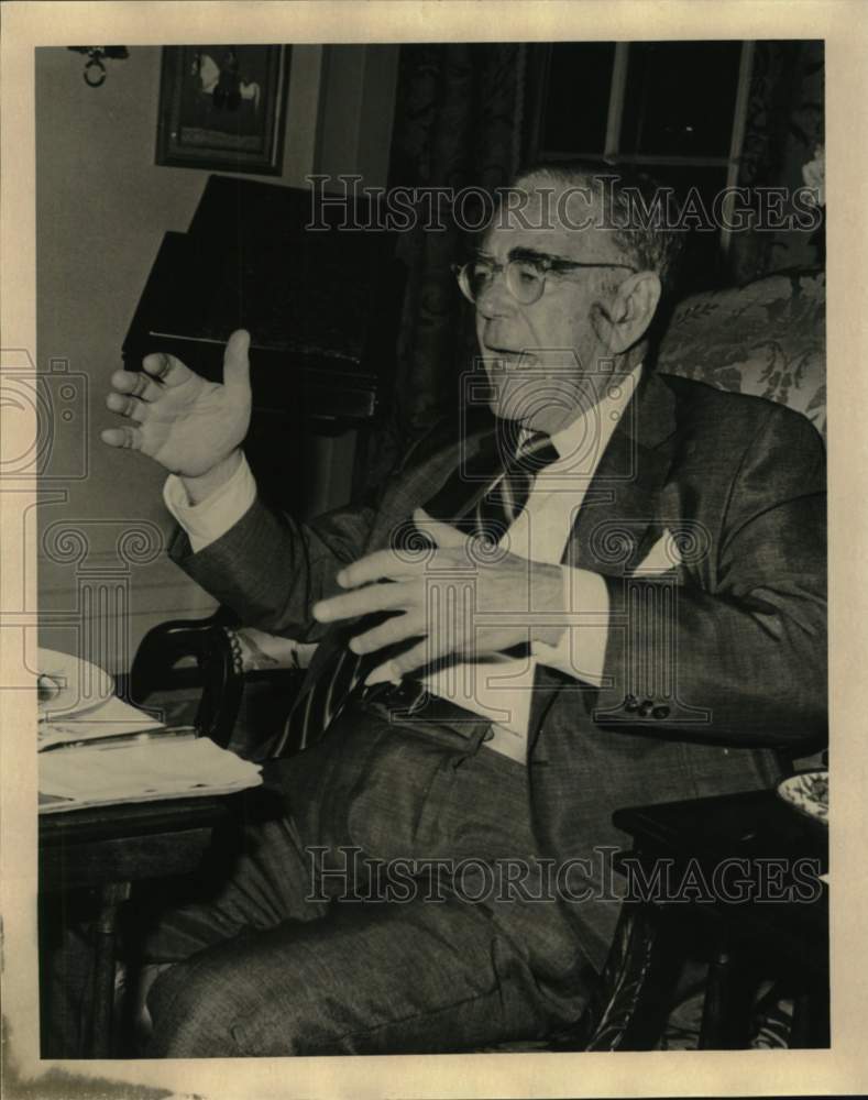 1976 Frank Garden Strachan at his desk. - Historic Images