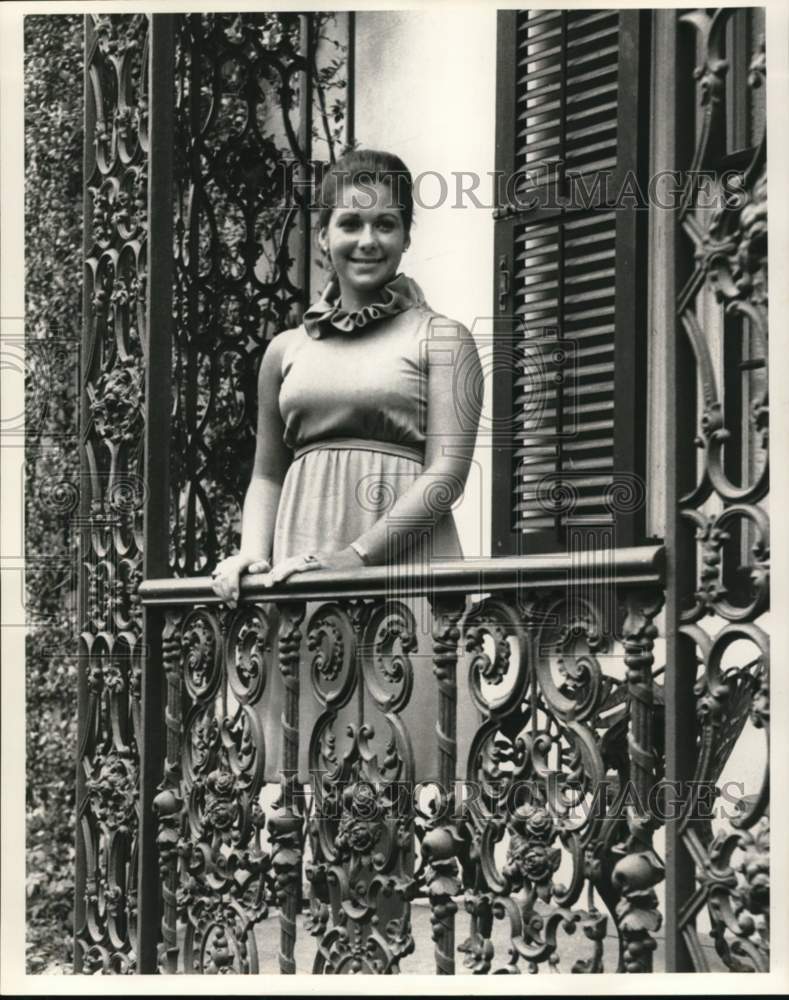 1968 Press Photo Debutant Patricia Strachan poses on balcony - Historic Images