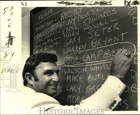 1977 Press Photo Saints coach Hank Stram with his choice of top draft pick - Historic Images