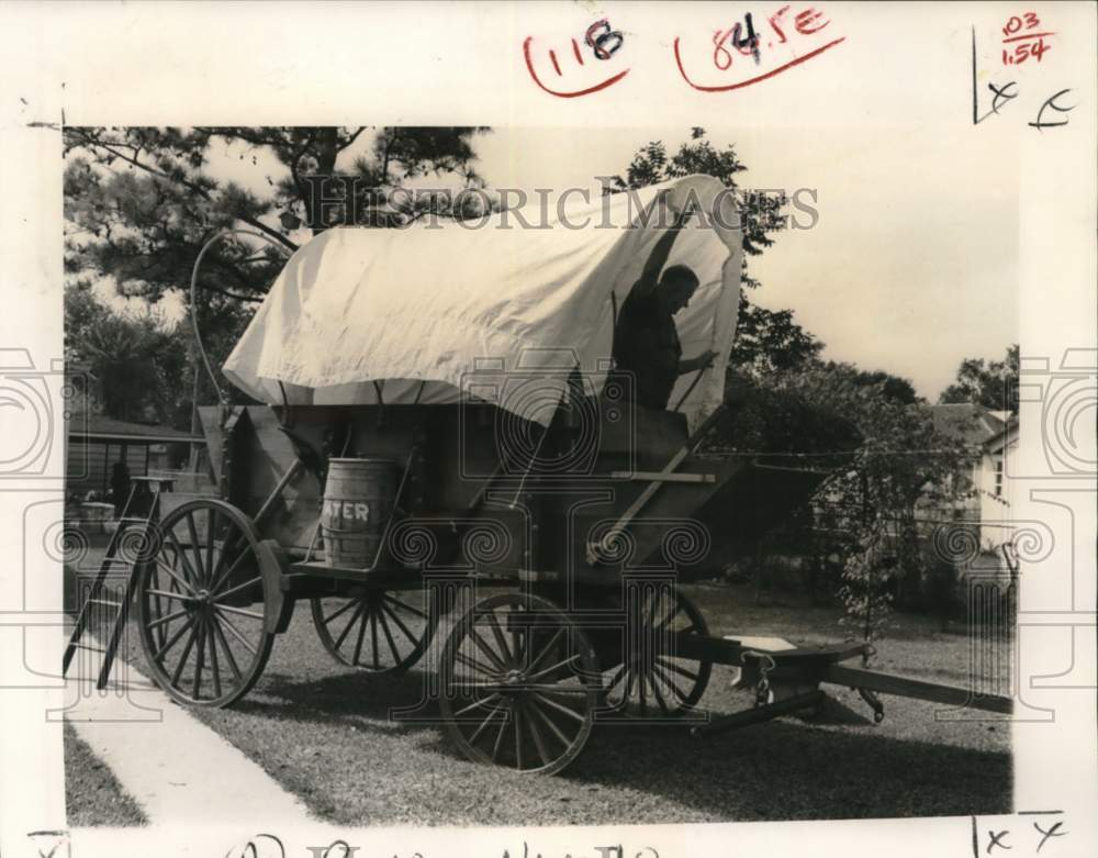 1966 Press Photo Oscar Steiner puts cover on Conestoga wagon which he built- Historic Images