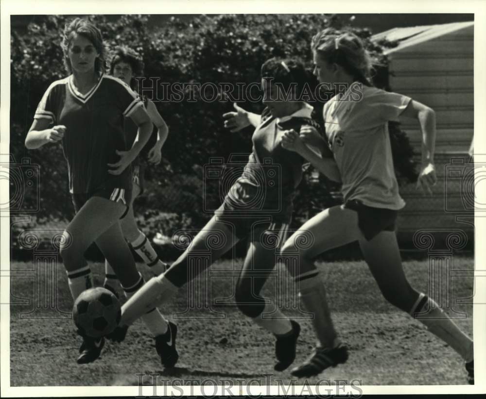 1984 Press Photo Soccer players during the game at Pan Am Stadium - noc67764 - Historic Images