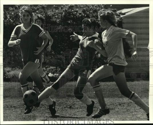 1984 Press Photo Soccer players during the game at Pan Am Stadium - noc67764 - Historic Images