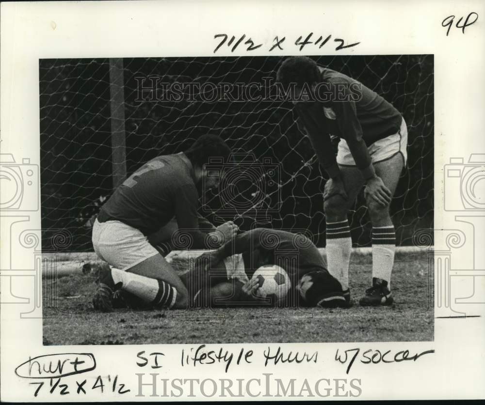 1978 Press Photo Soccer players, one laying injured during a game in New Orleans- Historic Images
