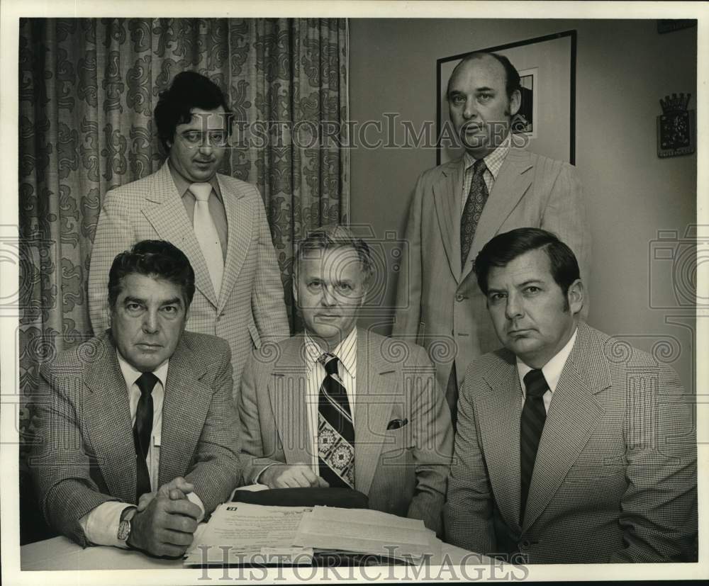 1976 Press Photo Brewster Stalter and officials discuss crime prevention plans - Historic Images