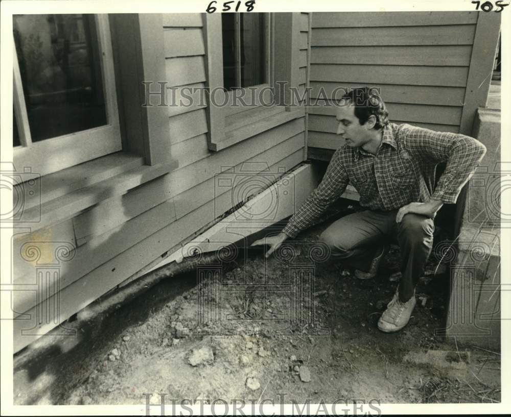 1980 Ryce Stalling surveying home for damages - Historic Images