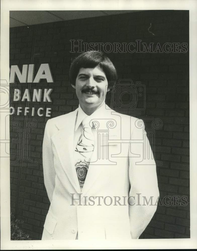 1975 Press Photo Louis P. Vallon, manager of Hibernia Bank - Historic Images