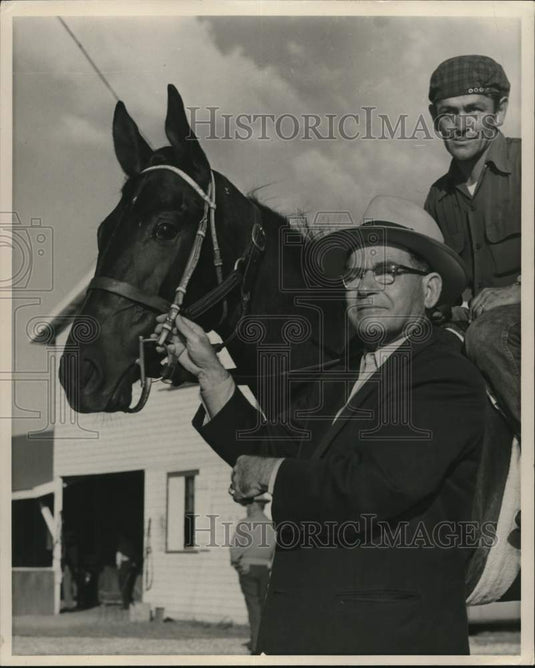1970 Press Photo Steve Valenti holding The Doge & John Trombley up - noc68534- Historic Images