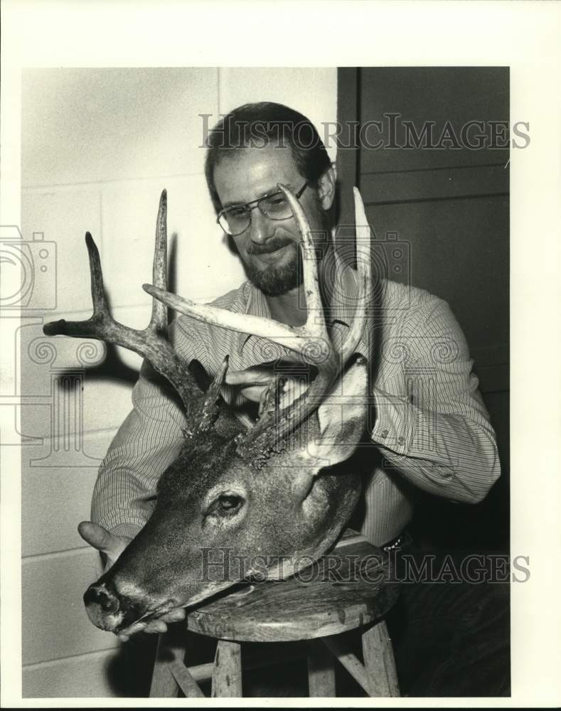 1981 Press Photo Tony Valenti, veteran hunter holds female deer with antlers - Historic Images