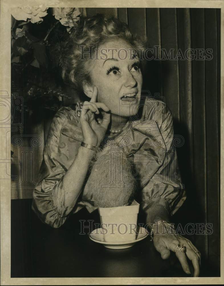 1970 Phillis Diller at Roosevelt Hotel - Historic Images