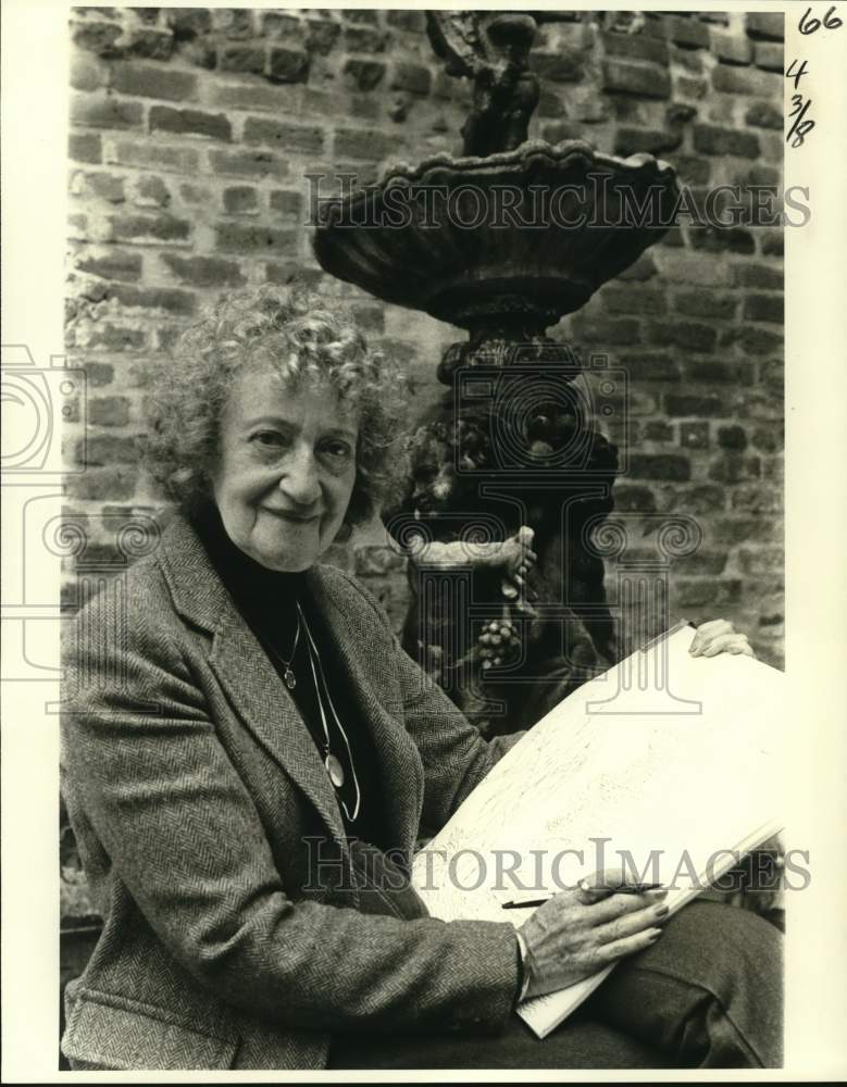 1980 Artist Ruth Strauss draws fountain in a French Quarter patio - Historic Images