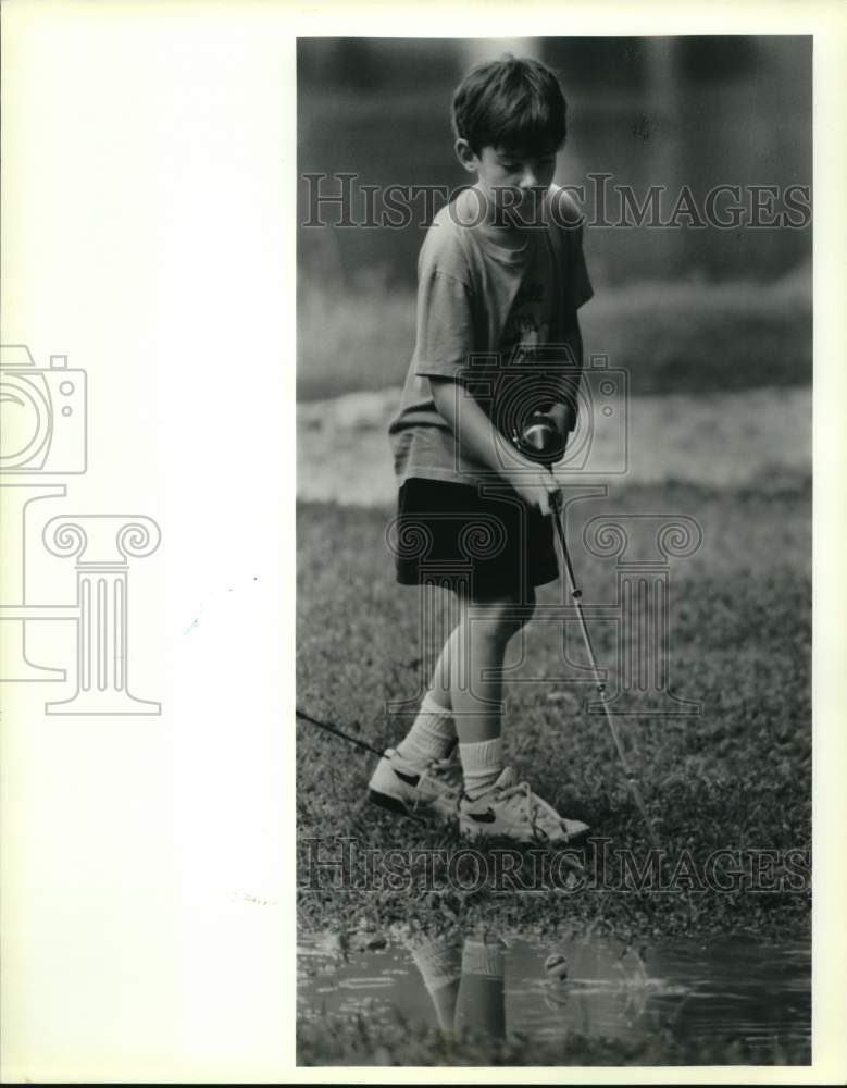 1989 Press Photo James Fuselier fishes on the pond at Brechtel Park - noc68868 - Historic Images