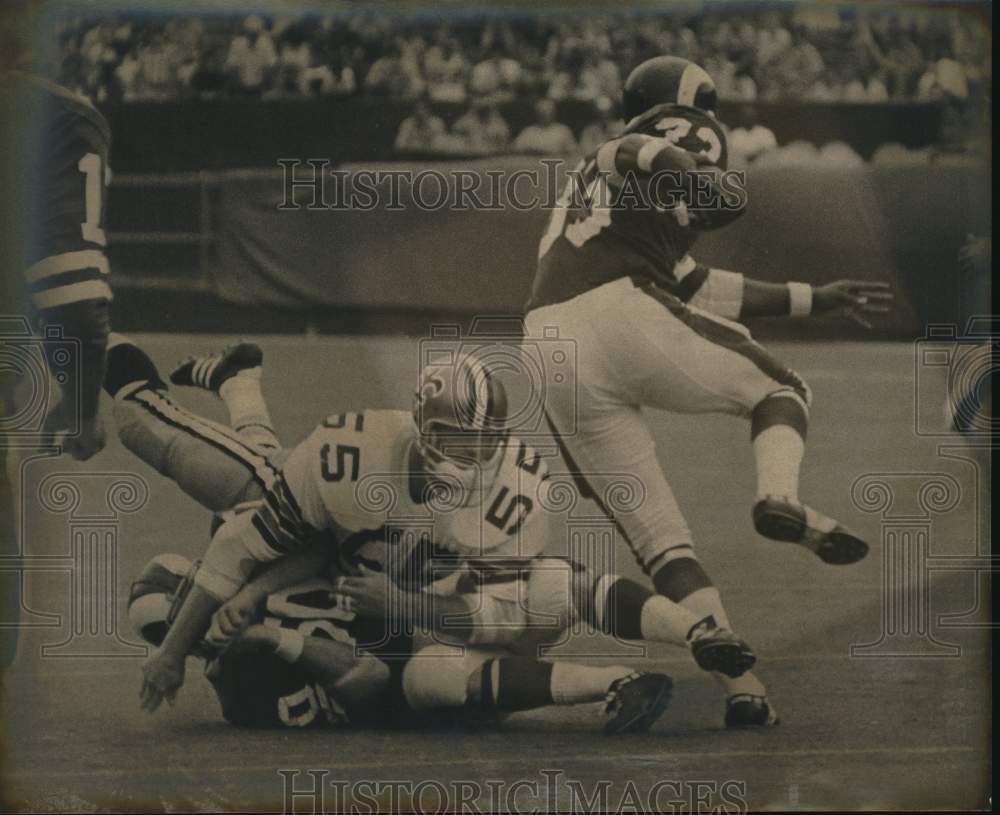 1971 Press Photo Jim Flanigan of the Saints football team, tackles Rams player- Historic Images