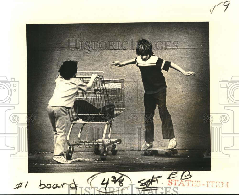 1978 Press Photo Skateboarder dodges shopping carts on Magazine Street- Historic Images