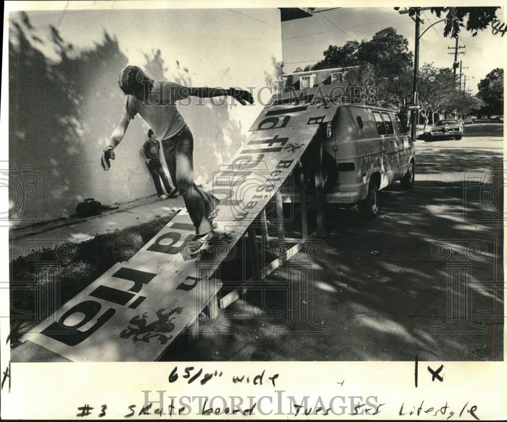 1977 Press Photo Dave Shoff takes turn on ramp extended from van - Historic Images