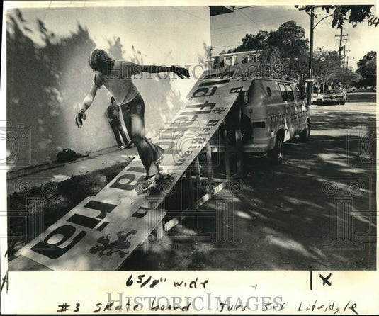 1977 Press Photo Dave Shoff takes turn on ramp extended from van - Historic Images