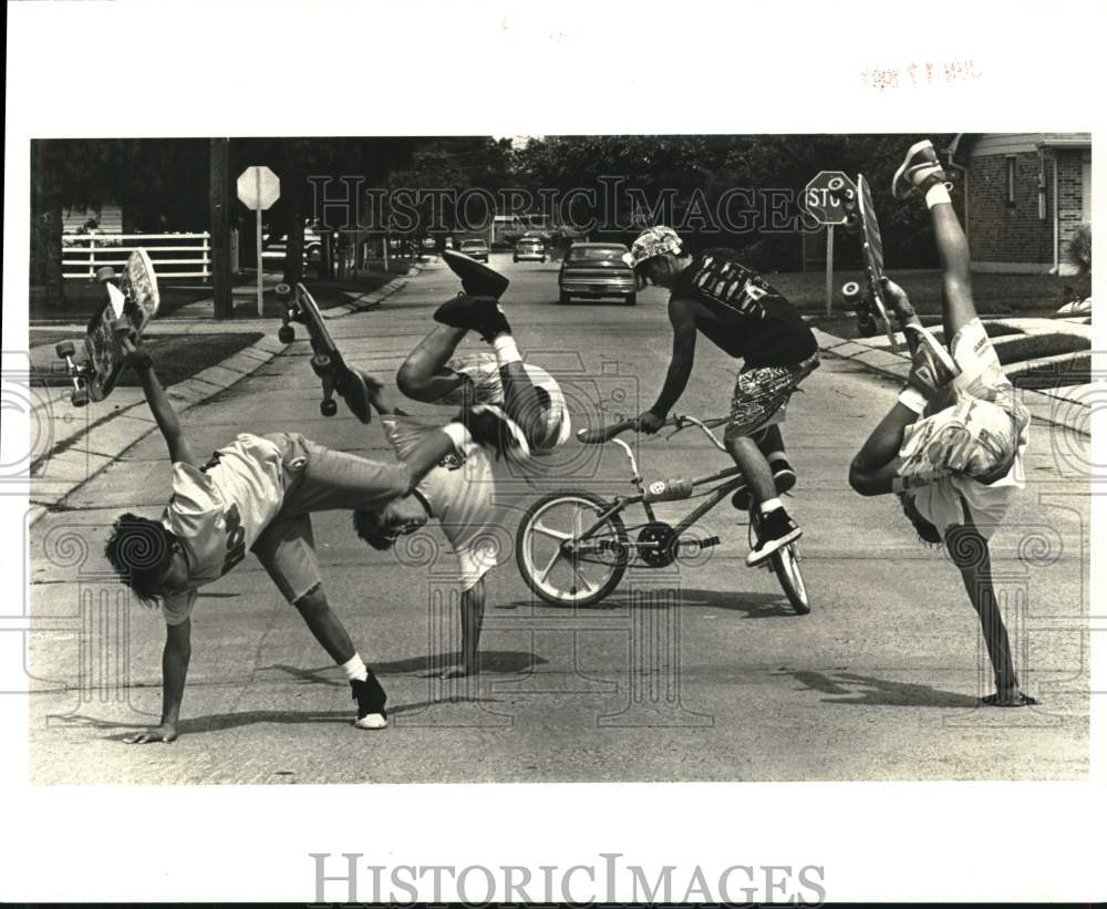 1987 Press Photo Boys practicing a routine they put together at Taft Park. - Historic Images