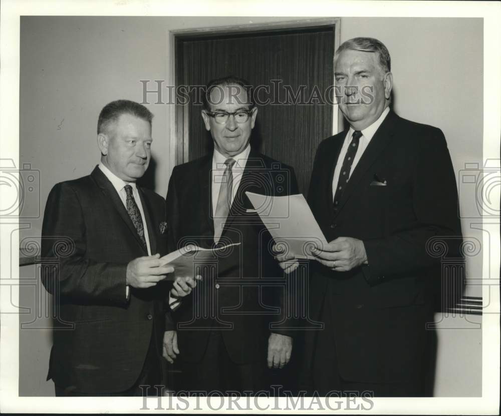 1967 Officers discuss Cancer Association of New Orleans grants - Historic Images