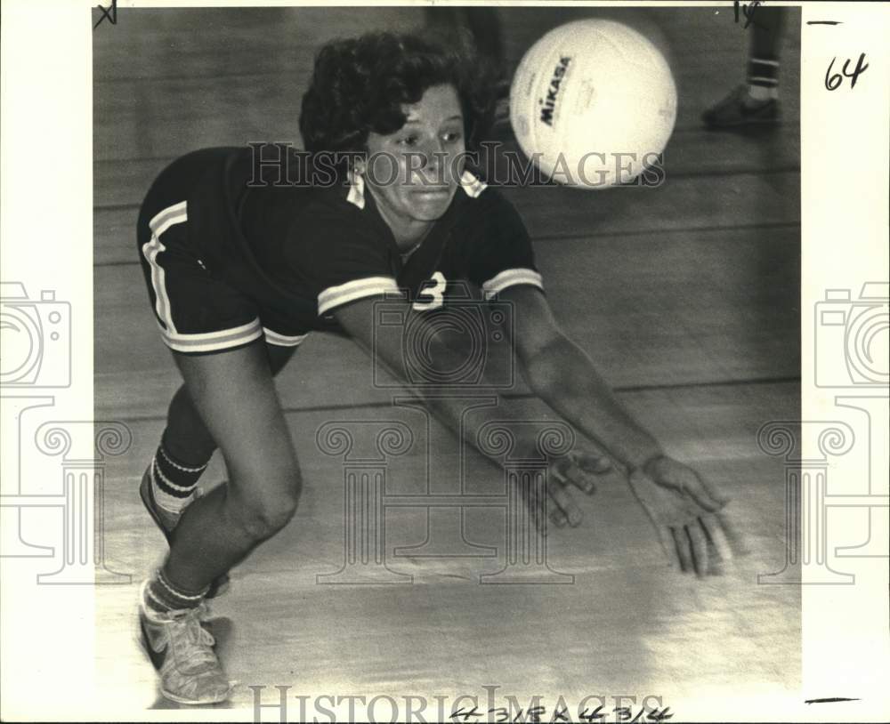 1979 Press Photo Volleyball player Amy Springer of McGhee during game- Historic Images