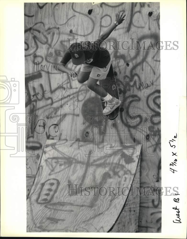 1989 Press Photo Competitor at skateboard competition performs on ramp wall- Historic Images